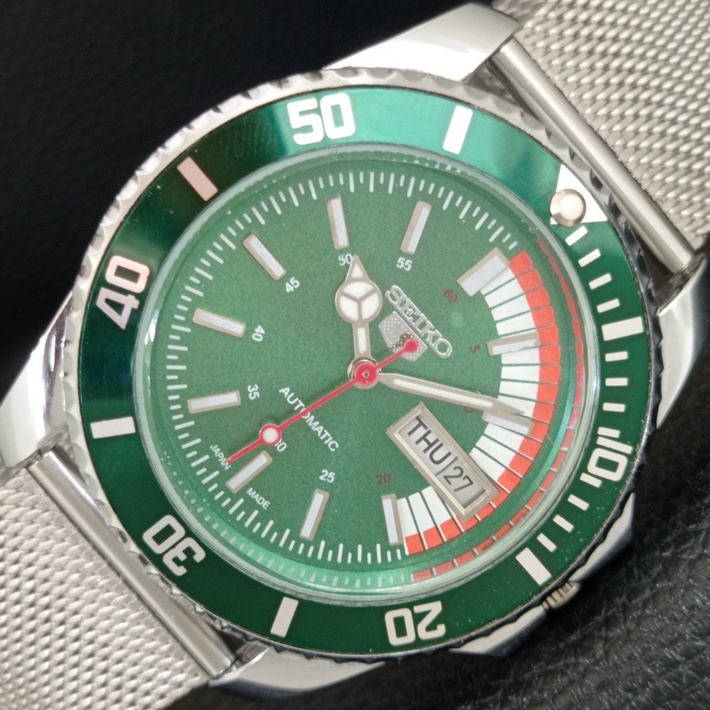 Vintage 1980 Seiko Diver Automatic Mens Silver Watch WDaydate  Green Accents